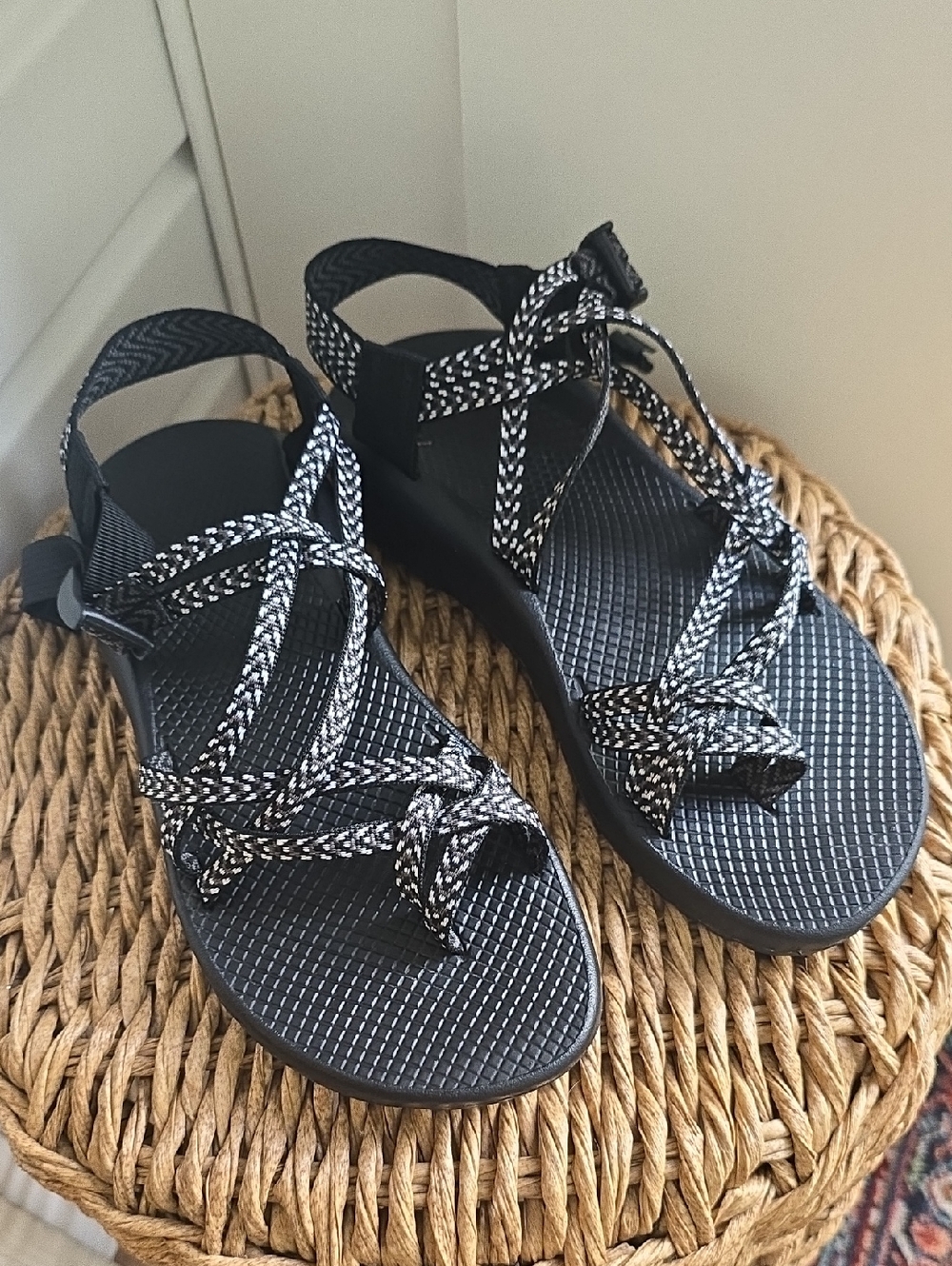 Chaco Women ZX2 Classic Sandal Size 10 M Black White Adjustable Water Shoe